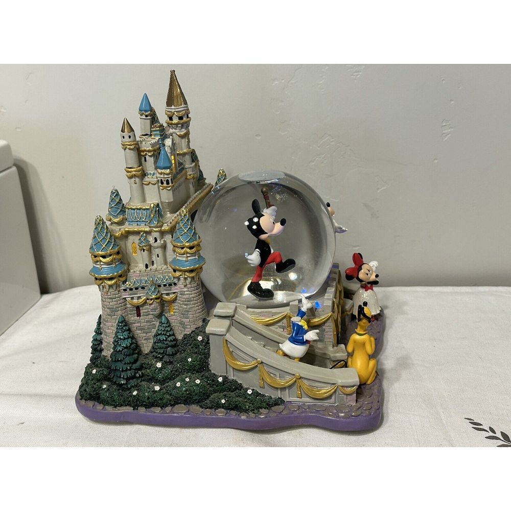 Disney Mickey And Friends Musical LED Castle "Share A Dream Come True Snow Globe - Picture 5 of 15